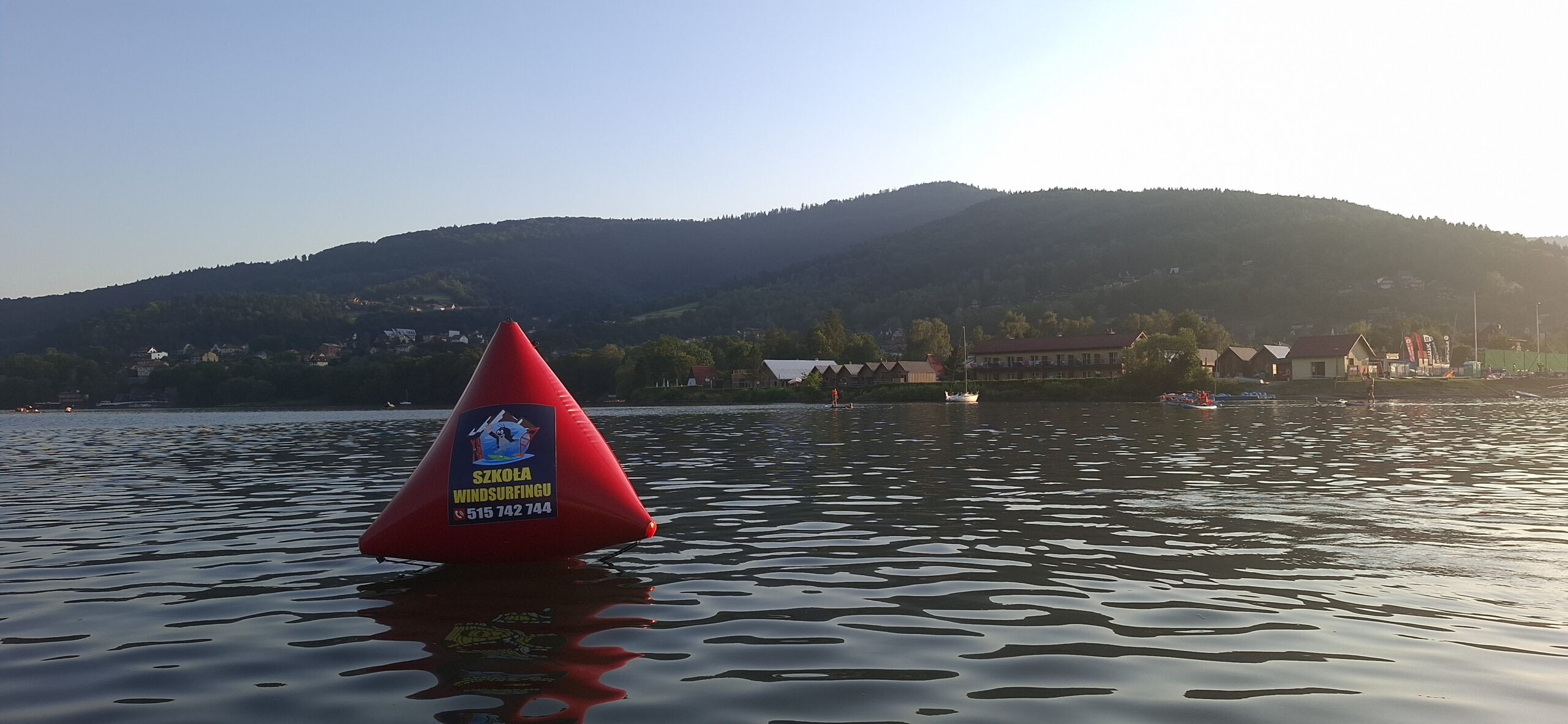 Boja krecik P15 — znak trasy i reklama szkoły windsurfingu